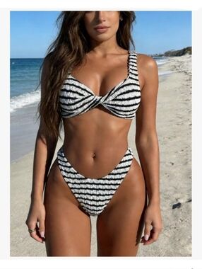 NWOT Oyoangle Twist Top Cheeky Bikini - S